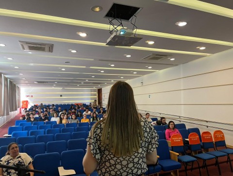 Coordenadora de Recursos Humanos da Santa Casa de Misericórdia de Patos de Minas realiza Integração dos estagiários