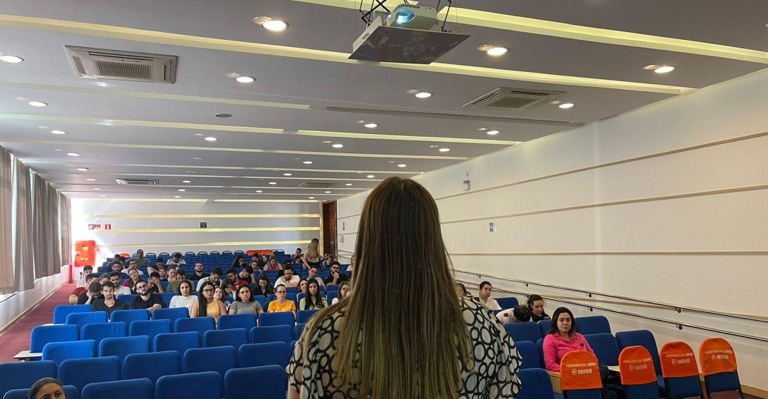 Coordenadora de Recursos Humanos da Santa Casa de Misericórdia de Patos de Minas realiza Integração dos estagiários