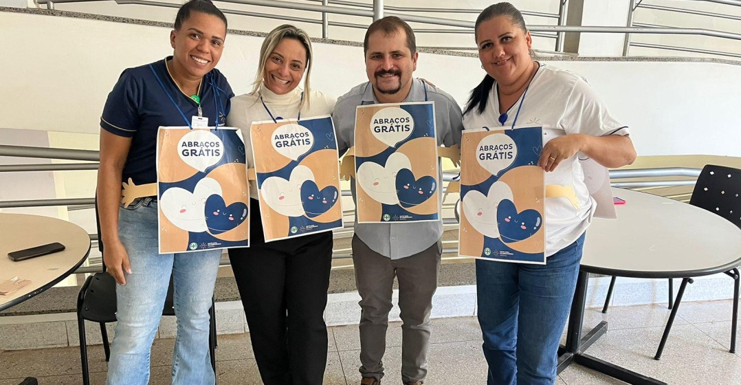  Janeiro Branco: CIPA organiza ação voltada para distribuição de abraços grátis entre os colaboradores da instituição